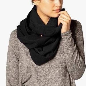 NWT Beyond Yoga Infinity Hidden pocket Scarf Black